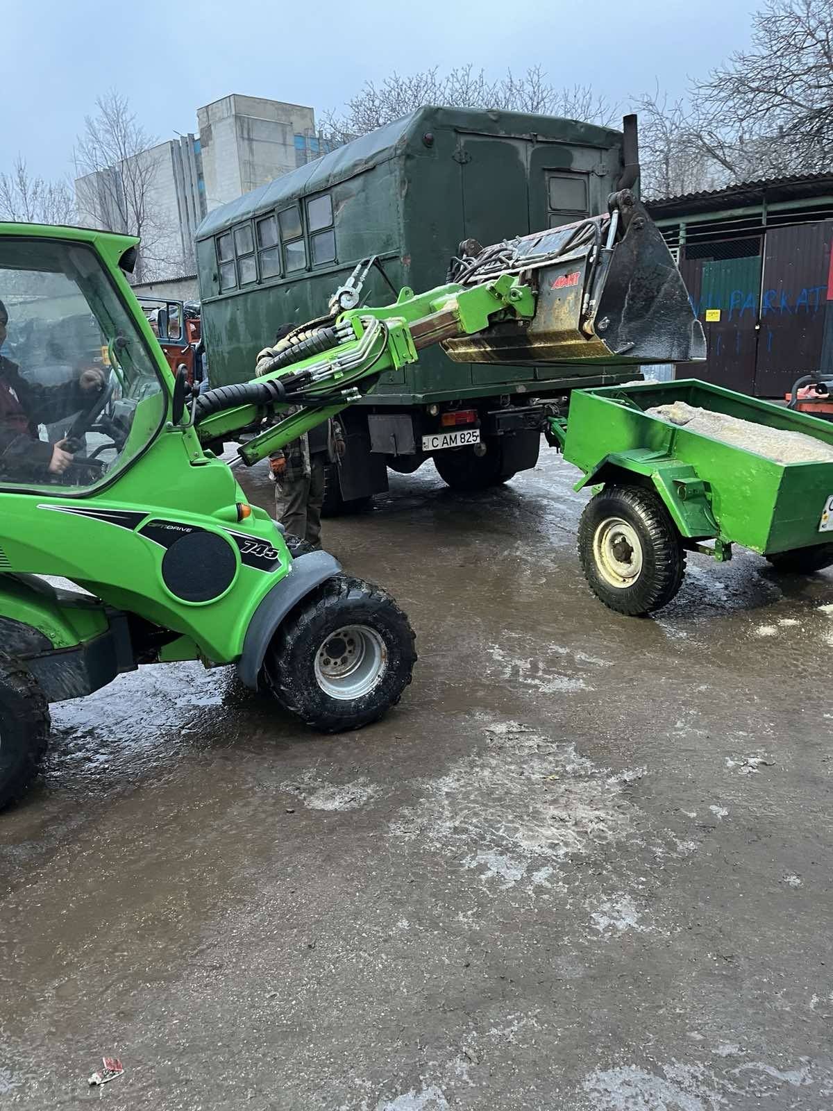 Pe lângă intervențiile zilnice pentru remedierea avariilor la rețelele de apeduct și canalizare, angajații S.A. „Apă-Canal Chișinău” au oferit sprijin și la împrăștierea materialului antiderapant pe străzile municipiului Chișinău.