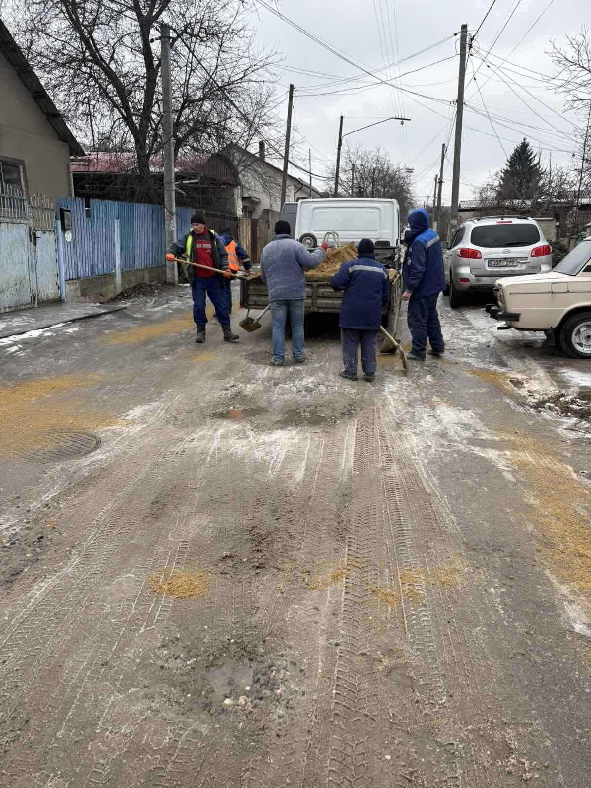 Angajații S.A. „Apă-Canal Chișinău”, și astăzi în teren pentru siguranța locuitorilor în condiții de polei