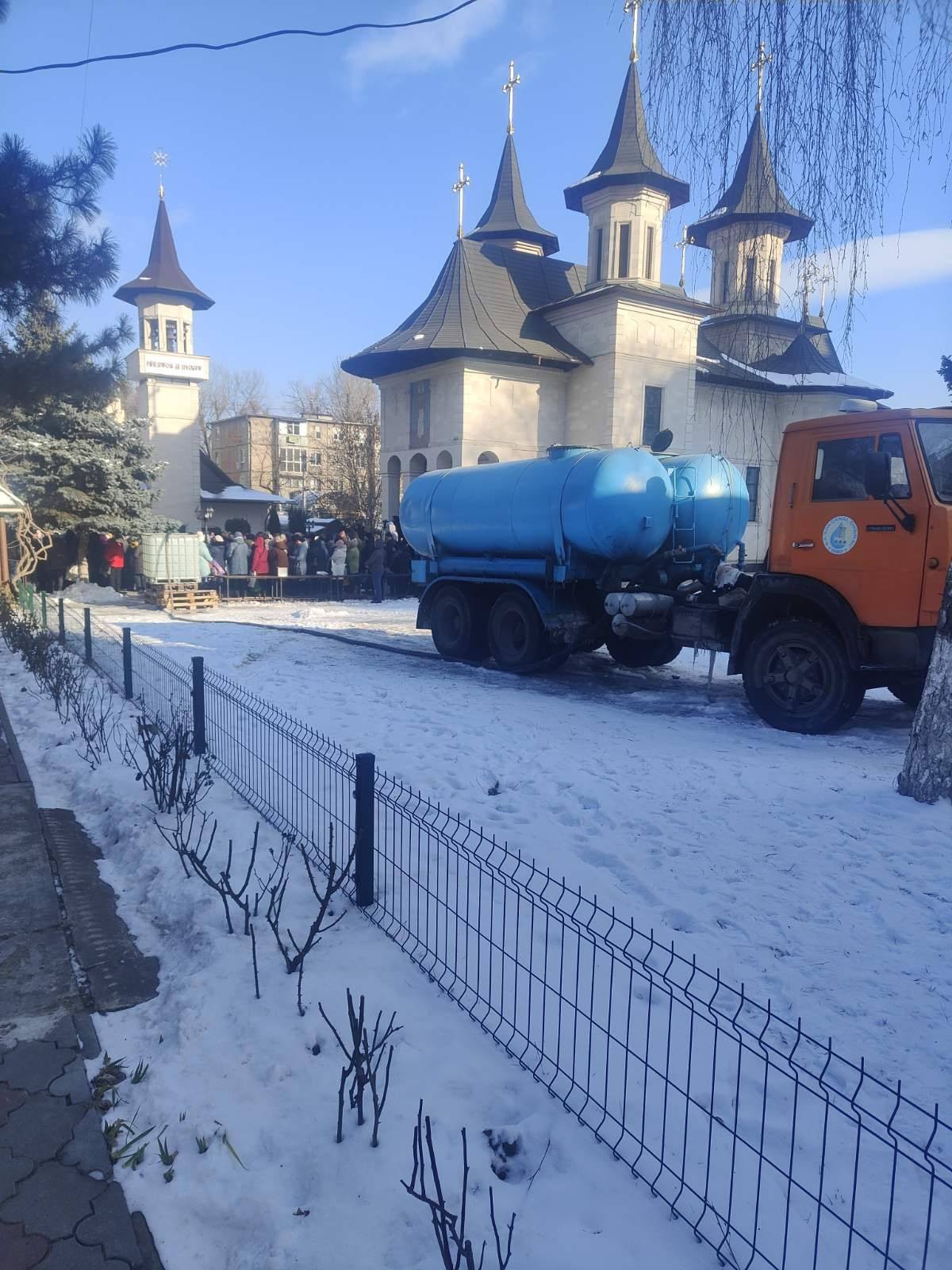 Boboteaza la Chișinău: cozi la lăcașele sfinte pentru Agheasmă!